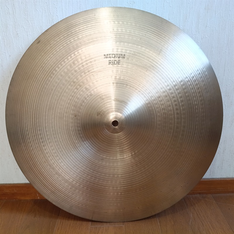 Zildjian Aジルジャン（白抜きロゴ）　ミディアムライド　１８インチの画像